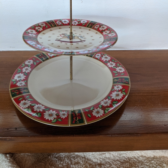 Charlton Hall Holiday Two Tier Cake Server in Original Box - Picture 4 of 4